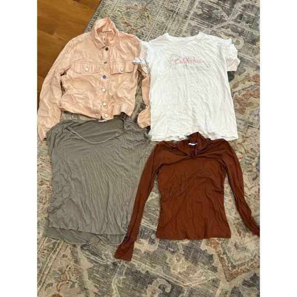 Lot Of 19 Pieces Of Women’s Clothing (sweaters, Shorts +more) Sized XS - Picture 3 of 7